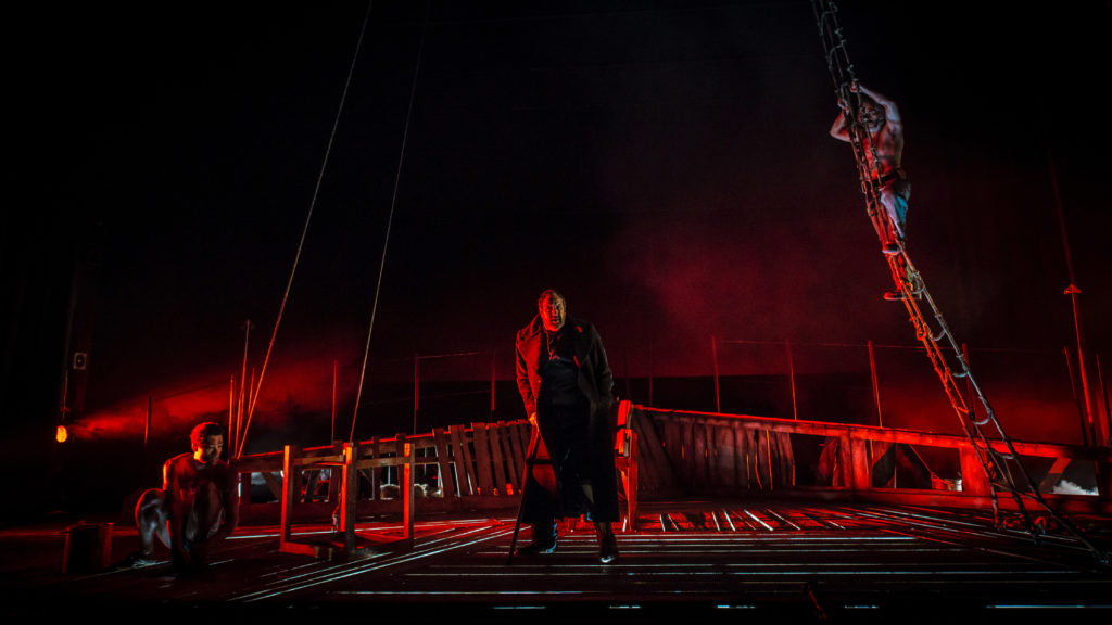 Escena nocturna de la representación de Moby Dick 