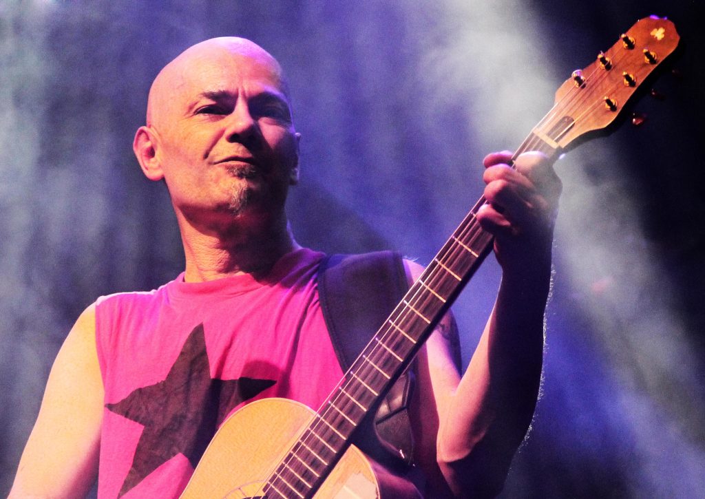 Jesús Cifuentes tocando la guitarra en directo