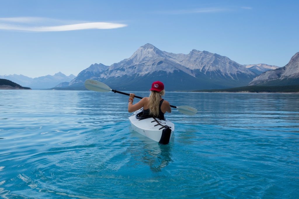 chica con kayak