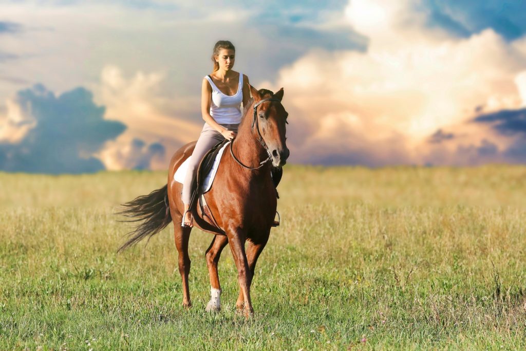 foto chica montando a caballo