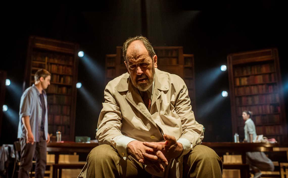 Actor en una escena de la obra Viejo amigo Cicerón