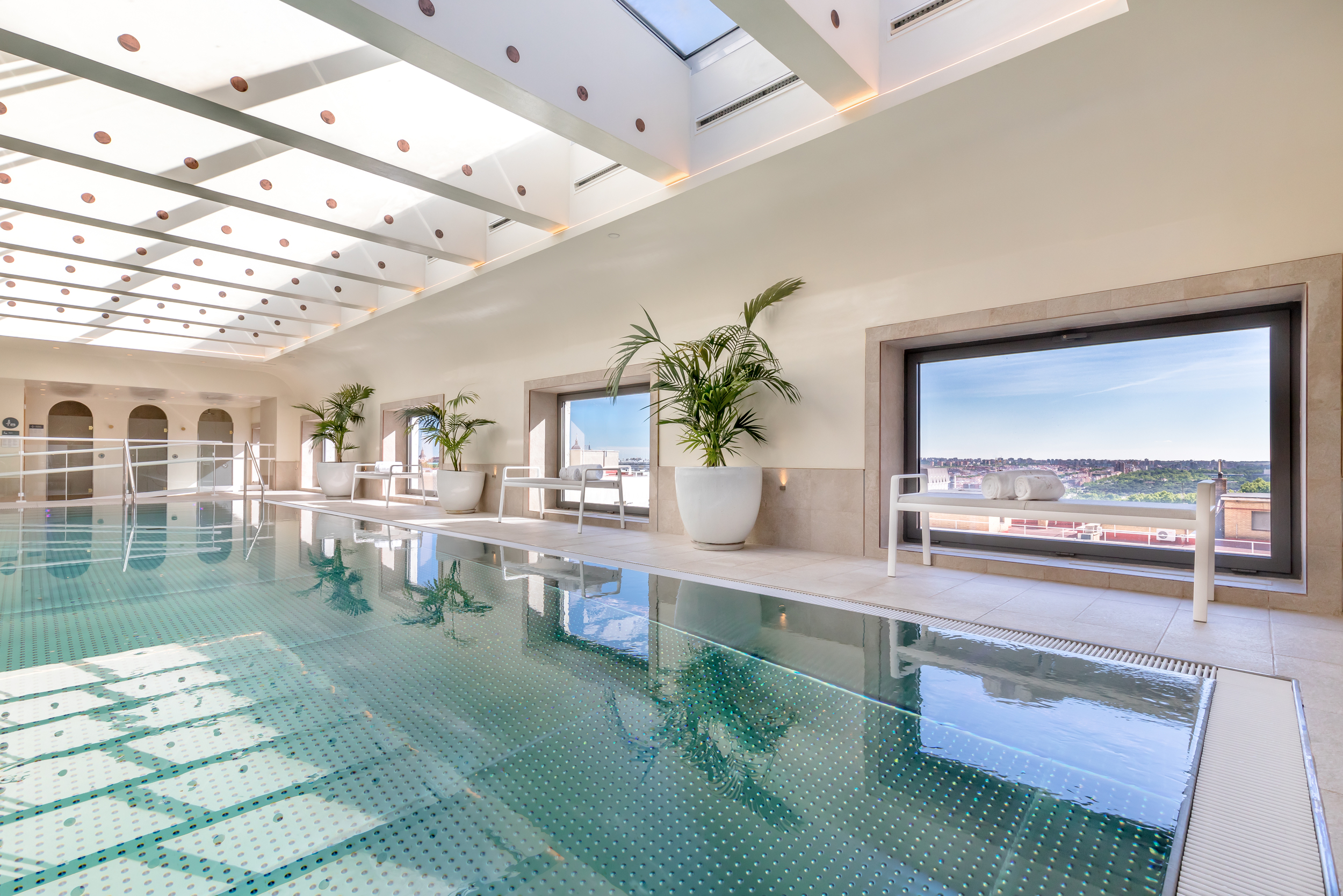 Piscina del hotel Barceló Torre de Madrid