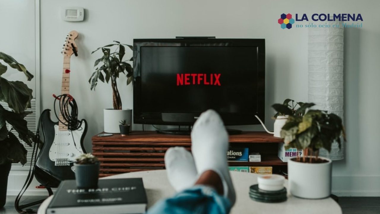 Logo de Netflix con fondo negro en una televisión de casa