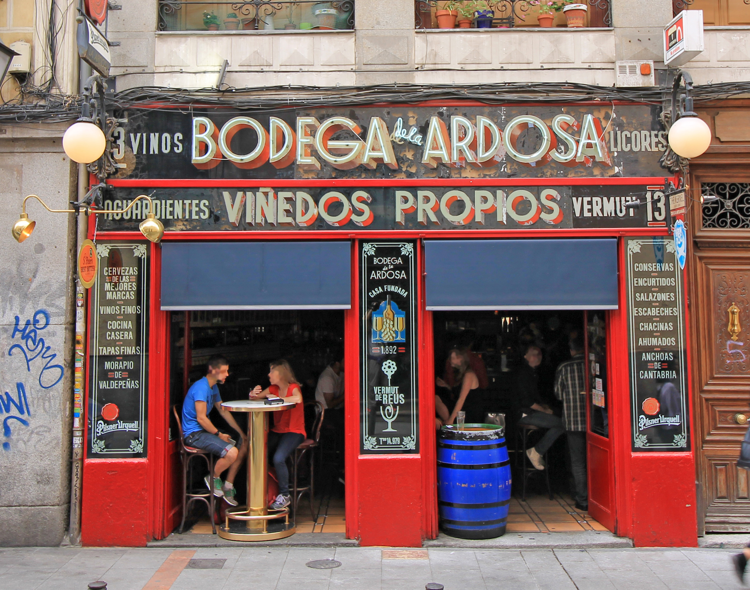 Fachada de Bodega La Ardosa en el centro de Madrid