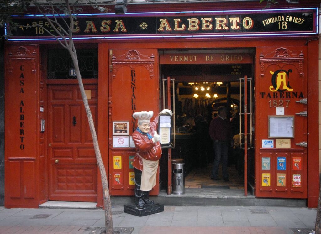 Fachada de Casa Alberto, un clásico de la restauración madrileña