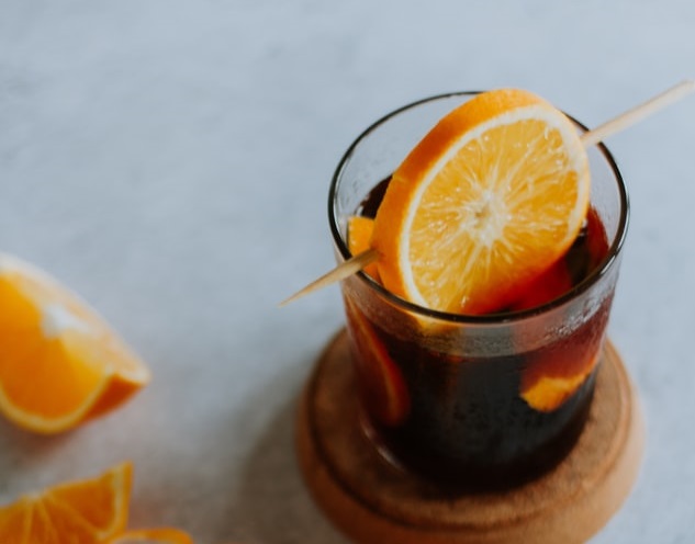 Vaso de vermú con rodajas de naranja