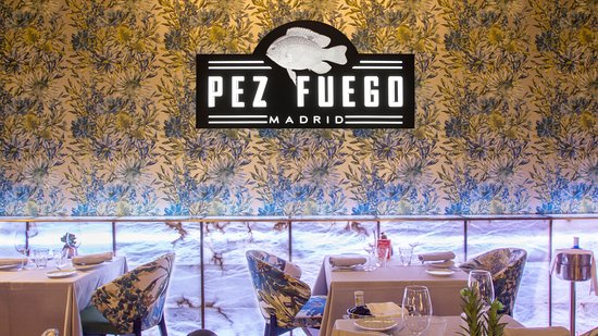 Logo e interior del Restaurante Pez Fuego en Madrid