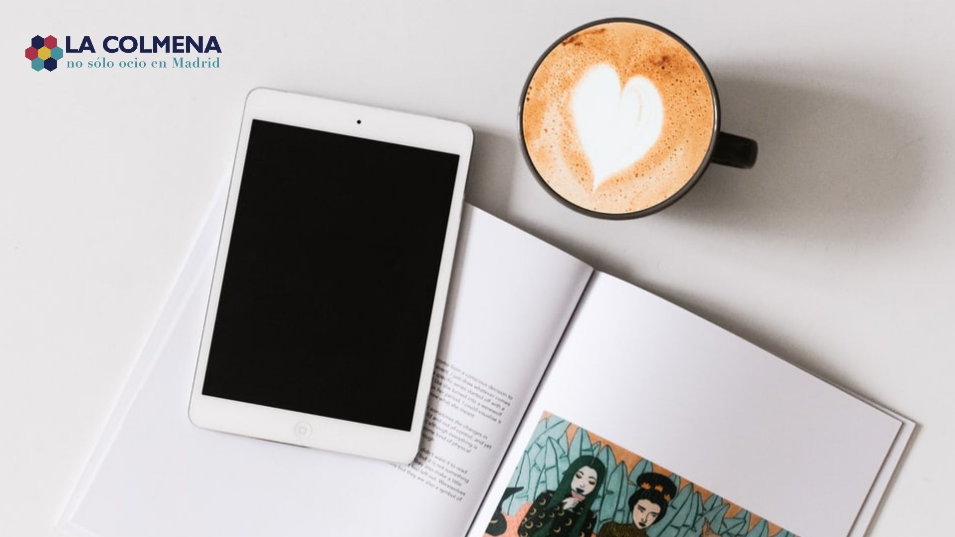 Tablet, libro y un buen café para disfrutar del día de la madre