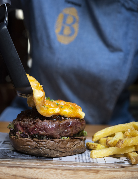 Preparando la hamburguesa de La Bistroteca de Madrid