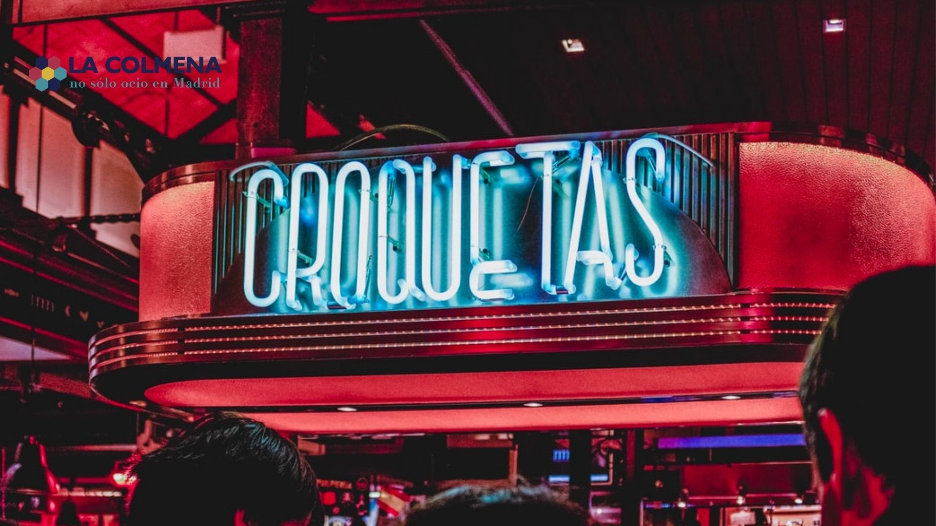 Cartel luminoso de food truck donde se venden croquetas