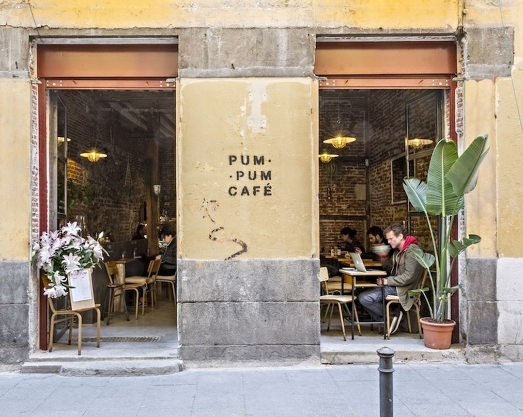 Fachada de Pum Pum Café en Calle Tribulete