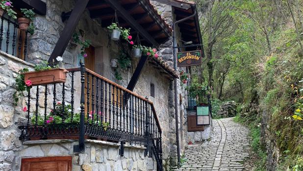 Calle empedrada de Beget en la provincia de Girona