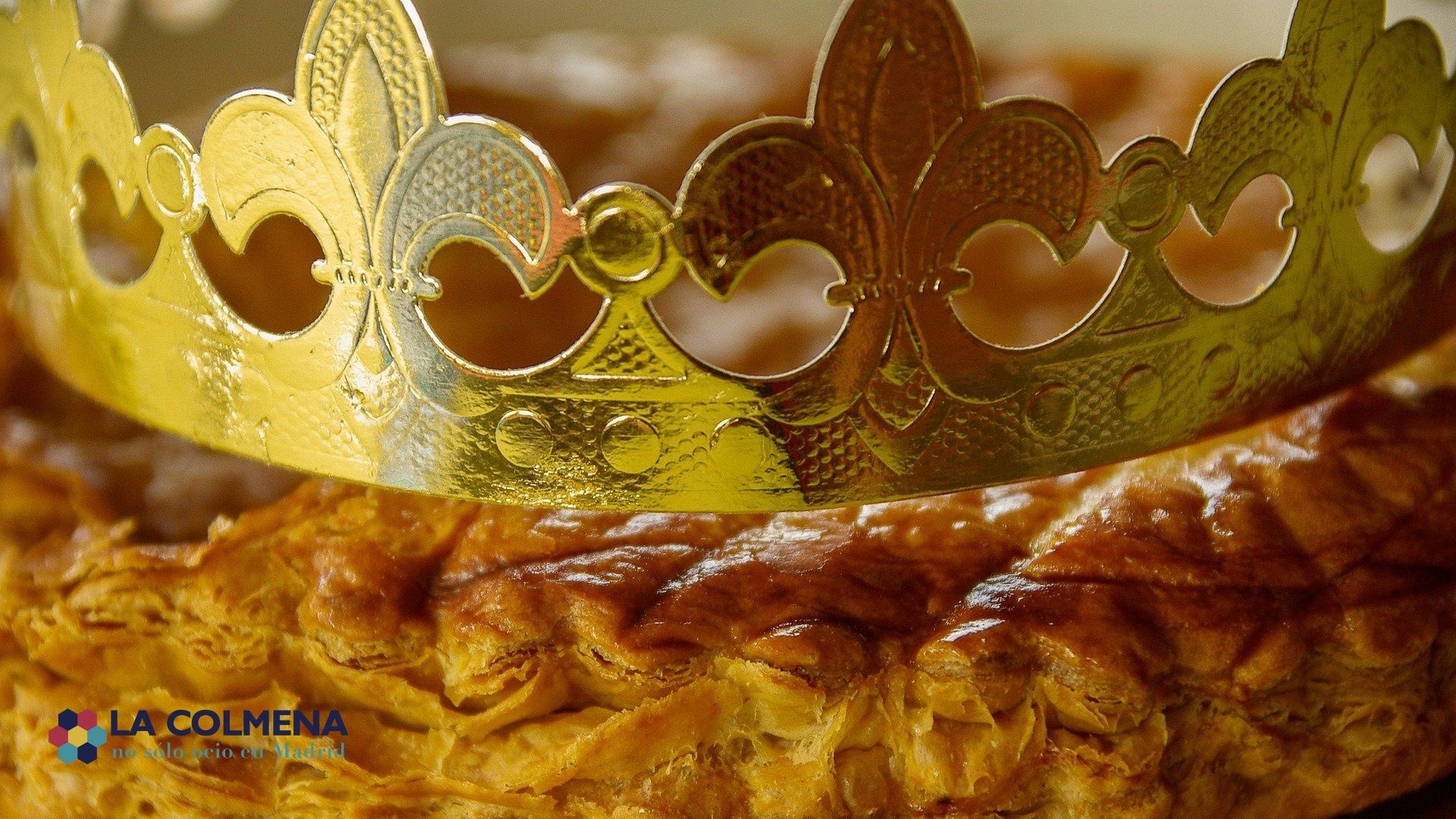 Roscón de reyes con la típica corona dorada de papel