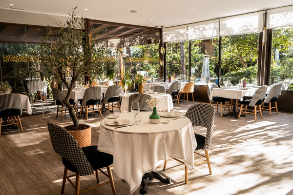 Salón interior de El Jardín de Alma en Madrid